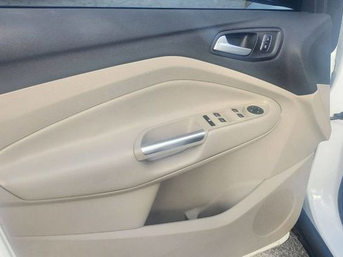 Used 2017 Ford Escape SE image 9