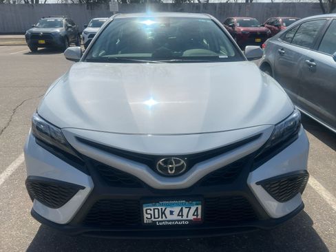 Used 2023 Toyota Camry SE image 3