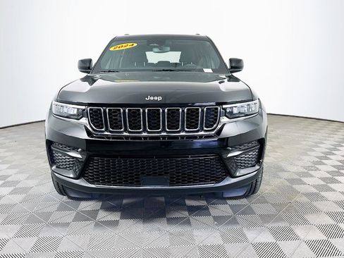 Certified 2024 Jeep Grand Cherokee Laredo w/ Luxury Tech Group I AWD/4WD image 4