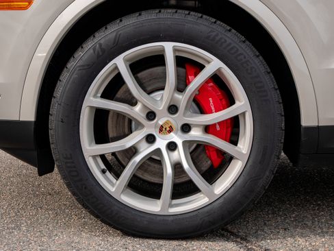 Certified 2024 Porsche Cayenne S w/ Premium Package Plus (PP1) image 19