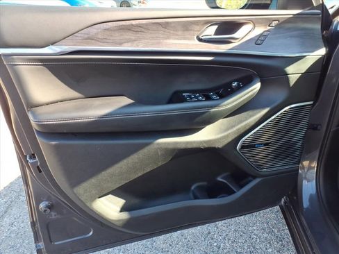 Used 2022 Jeep Grand Cherokee Overland w/ Luxury Tech Group IV image 16