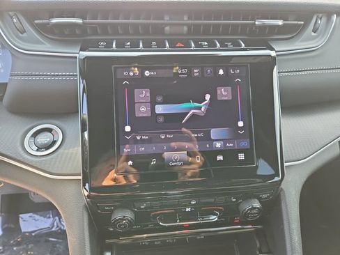 Used 2025 Jeep Grand Cherokee Laredo w/ Luxury Tech Group I AWD/4WD image 24