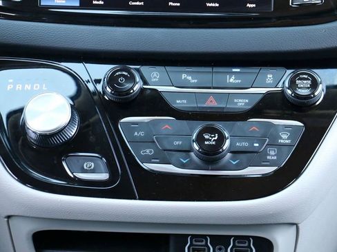Used 2023 Chrysler Pacifica Touring-L FWD image 26