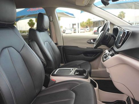 Used 2024 Chrysler Pacifica Touring-L FWD image 15