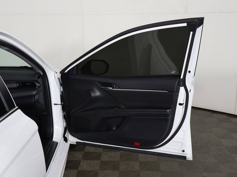 Used 2024 Toyota Camry SE image 19