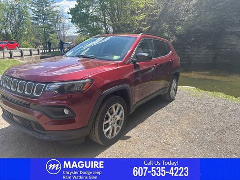 Used 2022 Jeep Compass Latitude w/ Sun and Sound Group AWD/4WD image 3