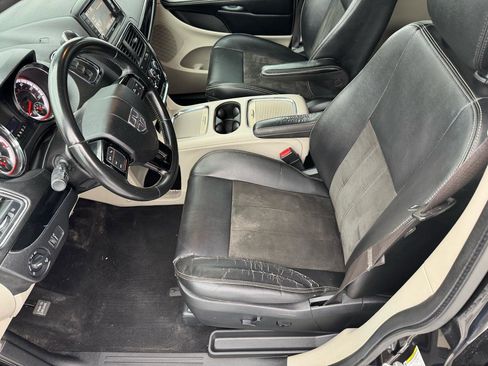 Used 2019 Dodge Grand Caravan SXT image 8