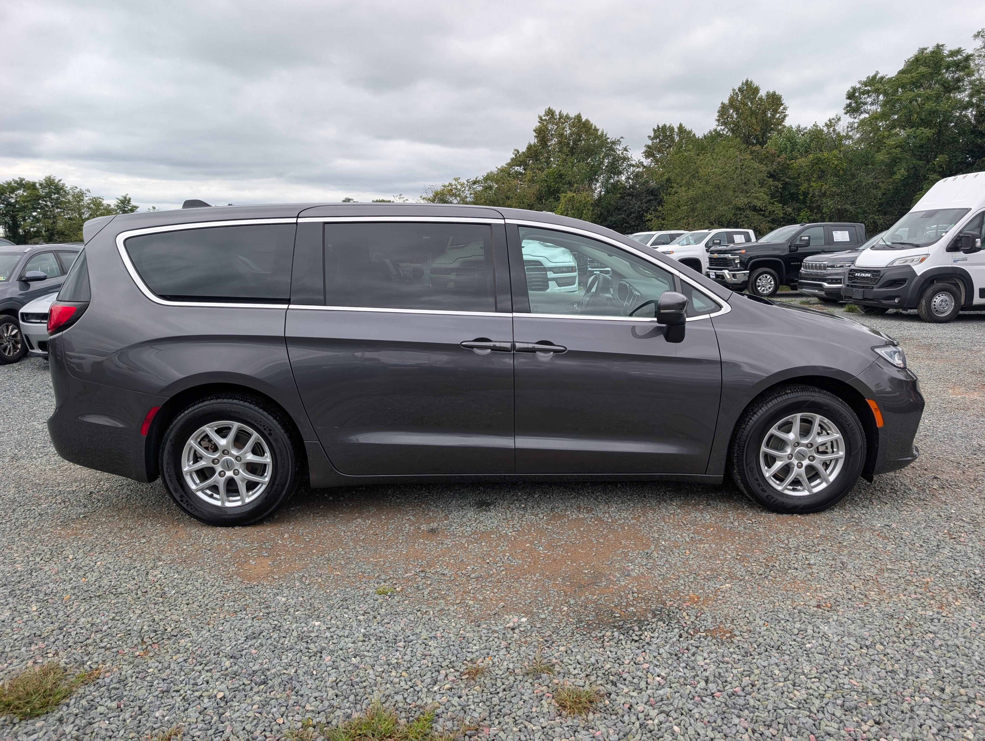 Used 2023 Chrysler Pacifica Touring-L FWD image 6