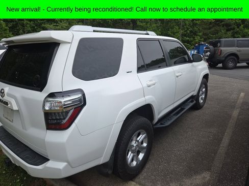 Used 2018 Toyota 4Runner SR5 AWD/4WD image 4