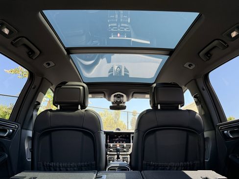 Used 2025 Porsche Macan Loaner image 36