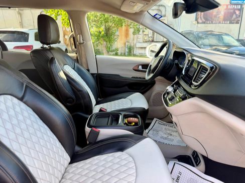 Used 2019 Chrysler Pacifica Touring Plus w/ Advanced Safetytec Group FWD image 15