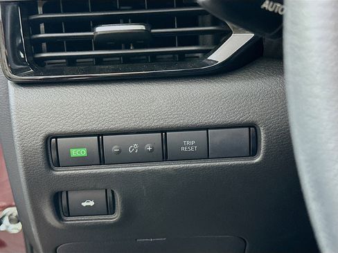 Used 2025 Nissan Sentra SV image 16