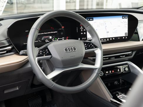 Certified 2025 Audi Q5 Premium Plus w/ Premium Plus AWD/4WD image 11
