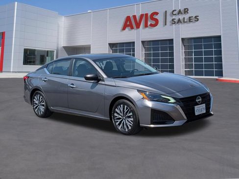 Used 2025 Nissan Altima 2.5 SV FWD image 3