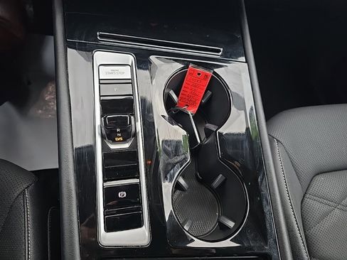 Used 2024 Volkswagen Atlas SE image 31