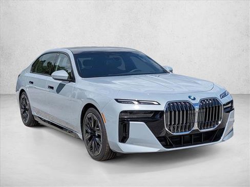 New 2026 BMW 750e xDrive image 7
