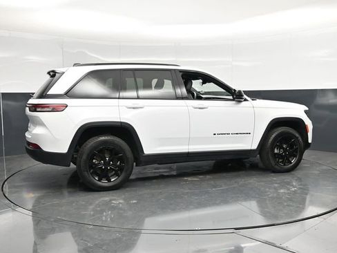 Used 2025 Jeep Grand Cherokee Altitude AWD/4WD image 14