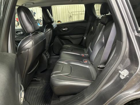 Used 2019 Jeep Cherokee Trailhawk w/ Cold Weather Group AWD/4WD image 21