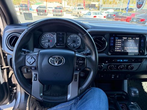 Used 2018 Toyota Tacoma TRD Sport image 9