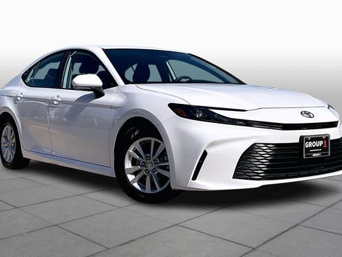 Used 2025 Toyota Camry LE image 3