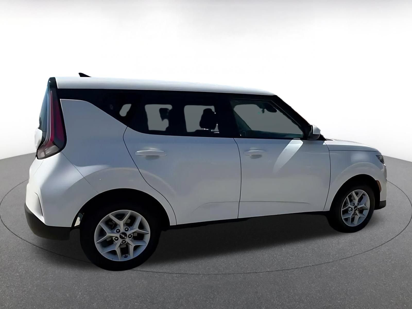 Used 2025 Kia Soul LX w/ LX Technology Package FWD image 14