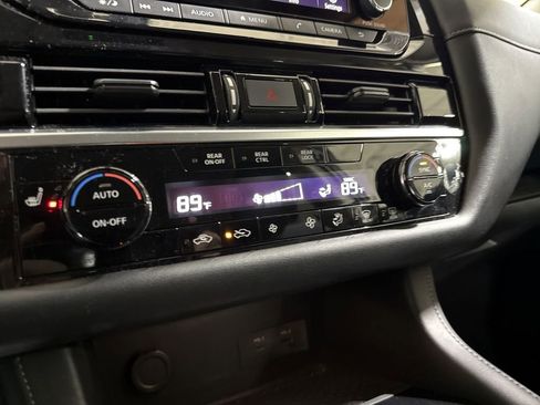 Used 2024 Nissan Pathfinder SV image 16