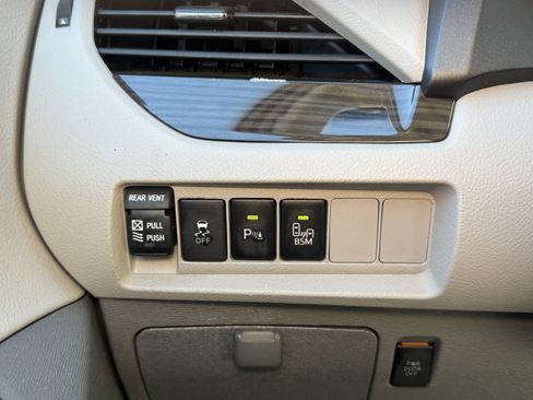 Used 2017 Toyota Sienna XLE image 31