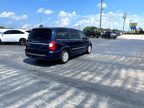 Used 2014 Chrysler Town & Country Touring image 3
