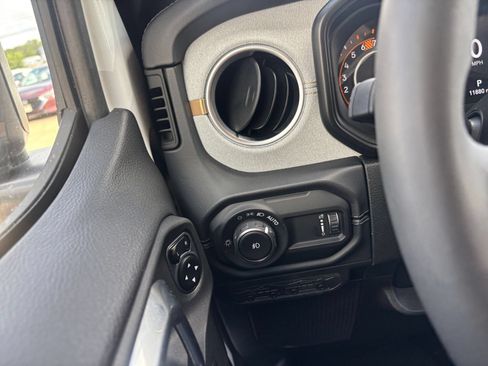 Used 2025 Jeep Wrangler Unlimited Sahara AWD/4WD image 34
