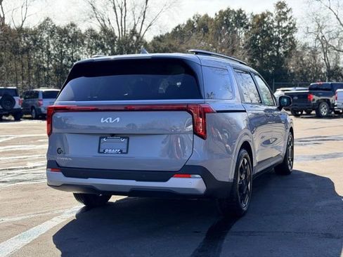 Used 2025 Kia Carnival EX image 4