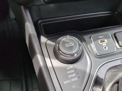 Used 2020 Jeep Cherokee Limited AWD/4WD image 25