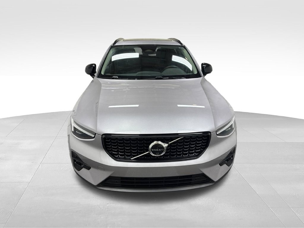 Used 2026 Volvo XC40 B5 Plus AWD/4WD image 2