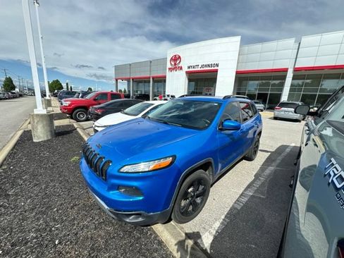 Used 2018 Jeep Cherokee Latitude w/ Altitude Package FWD image 1