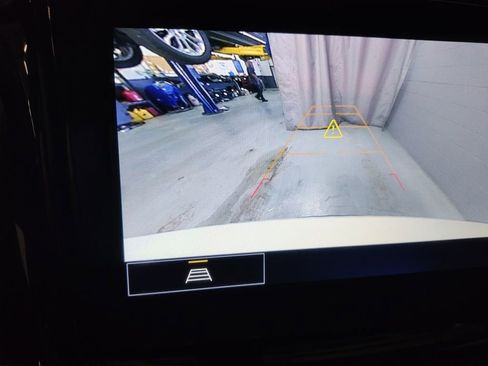 Used 2023 Chevrolet Traverse LT image 32