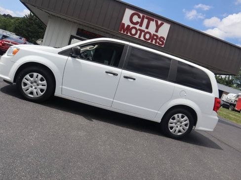 Used 2019 Dodge Grand Caravan SE w/ UConnect Hands-Free Group FWD image 18