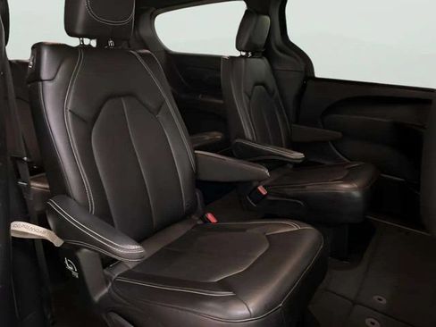 Used 2025 Chrysler Pacifica Select FWD image 71