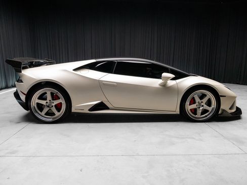 Used 2021 Lamborghini Huracan EVO RWD image 15