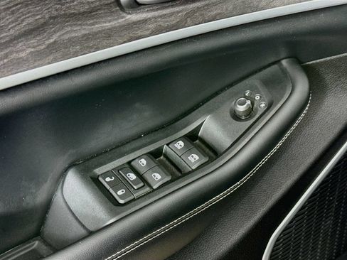 Used 2023 Jeep Grand Cherokee L Limited w/ Luxury Tech Group II AWD/4WD image 19