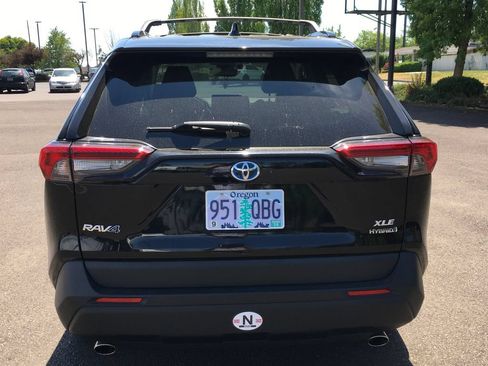 Used 2021 Toyota RAV4 XLE w/ XLE Grade Weather Package AWD/4WD image 5