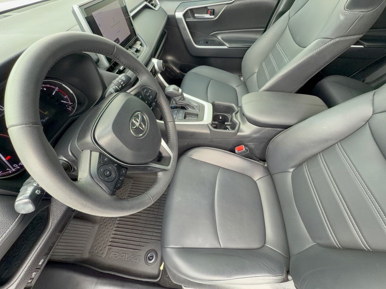 Used 2023 Toyota RAV4 XLE Premium FWD image 5