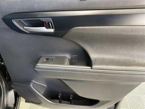 Used 2023 Toyota Highlander XLE image 27