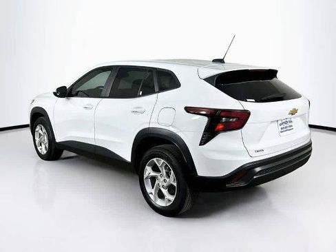 Used 2024 Chevrolet Trax LS w/ LS Convenience Package FWD image 4