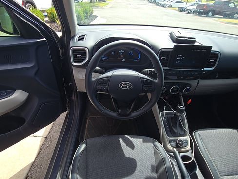 Used 2025 Hyundai Venue Limited FWD image 15