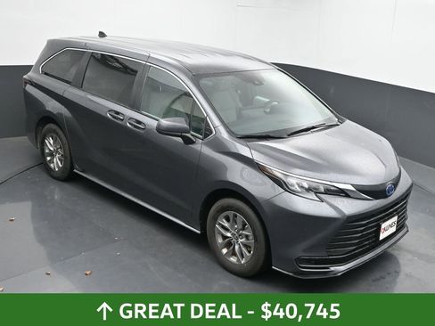 Used 2025 Toyota Sienna LE image 33