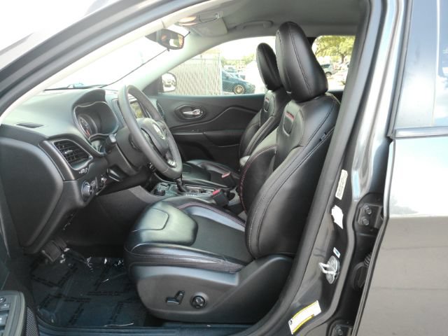 Used 2020 Jeep Cherokee Trailhawk AWD/4WD image 12