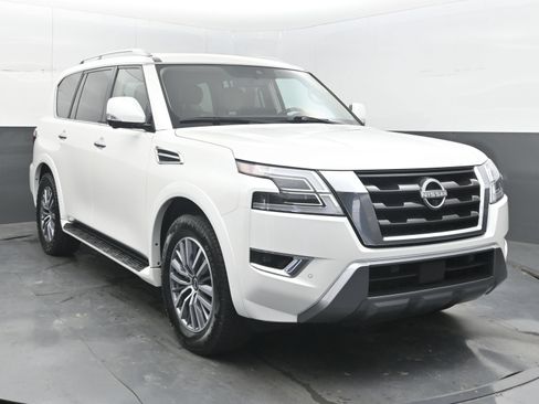 Used 2024 Nissan Armada SL w/ Captain's Chairs Package RWD image 2