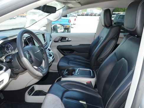 Used 2023 Chrysler Pacifica Touring-L w/ Uconnect Theater Family Group AWD/4WD image 3