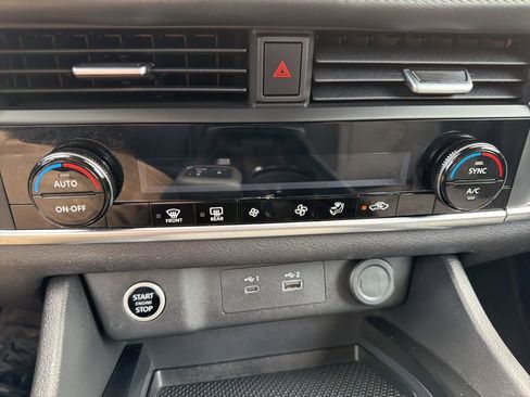 Used 2023 Nissan Rogue SV FWD image 18