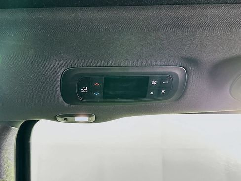 Used 2025 Chrysler Pacifica Limited FWD image 34