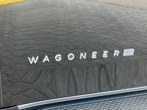Used 2024 Jeep Wagoneer L Series II w/ Flexible Seating Group AWD/4WD image 17